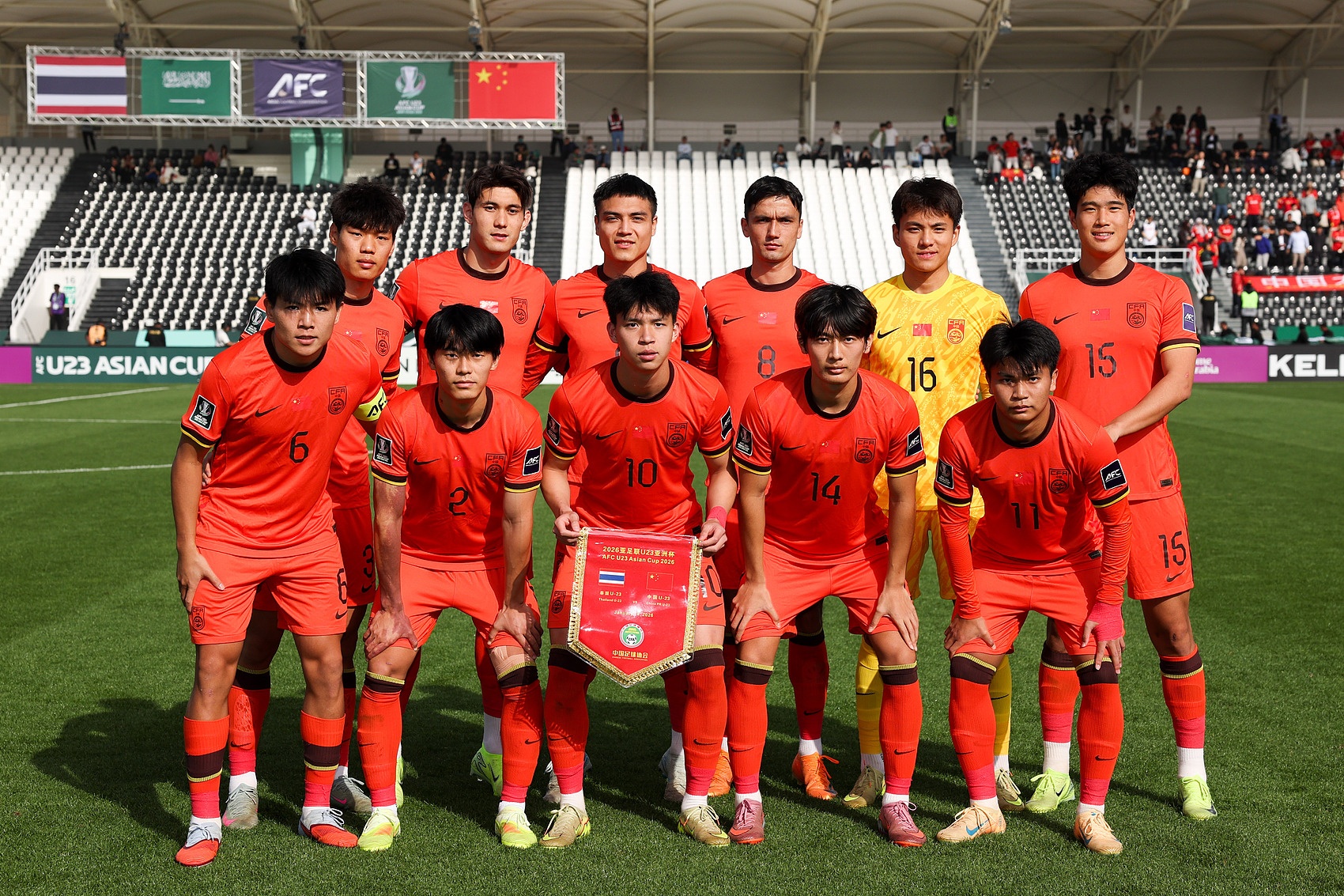 动作不太规范~杨瀚森用屁股挡人被吹掩护犯规 随后挡人再吃犯规